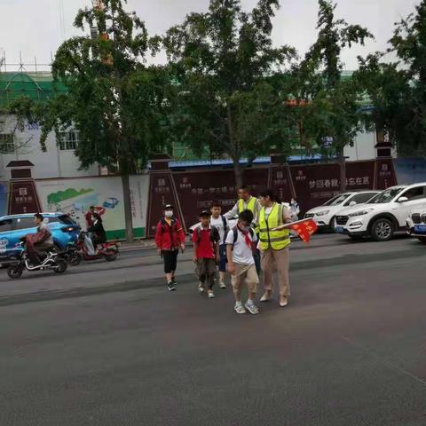 【莒县四小.乐真教育】五年级七班家长真情护导.助力平安校园