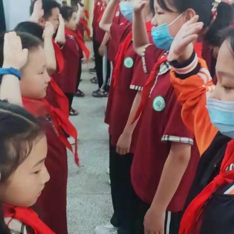 “爱祖国，爱人民，我们是共产主义接班人”——叶县高中附属学校小学部新队员入队仪式