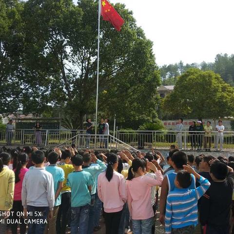 万安县武术中学举行“向国旗敬礼”仪式