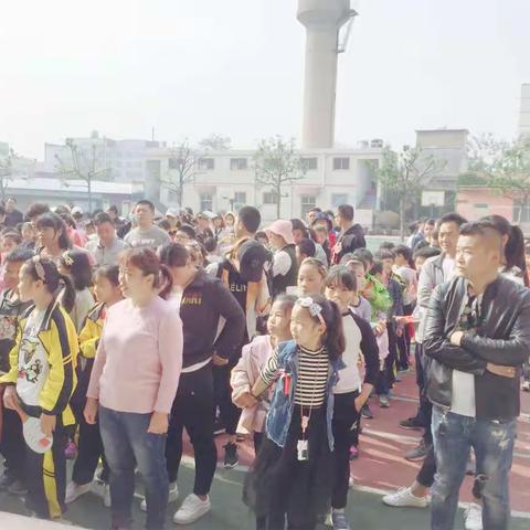 红旗小学🚩三二中队开展“健康成长，趣味多多”亲子运动会。