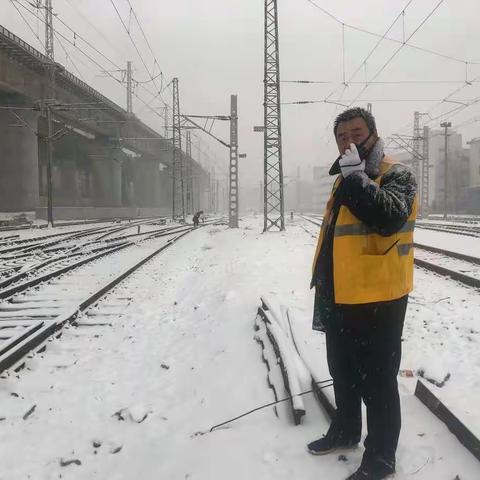 行车车间“以雪为令”   全力以赴打好新年除雪“第一仗”