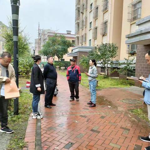 青龙县住建局国庆假期间开展垃圾分类进小区活动