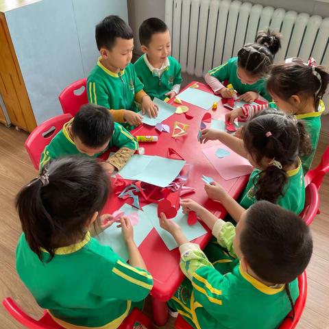 军分区幼儿园中二班三八妇女节主题活动