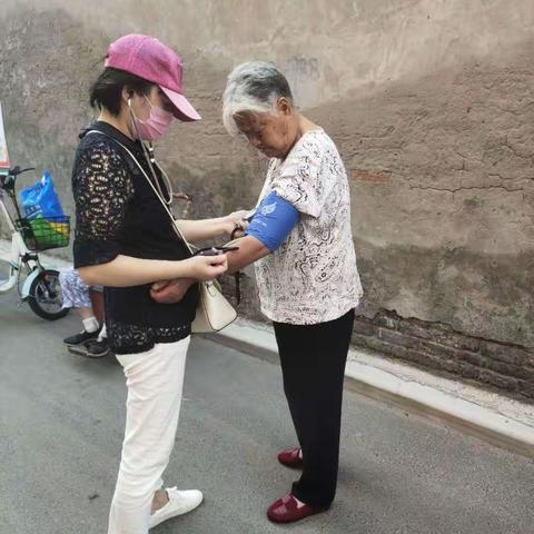 进社区为慢病患者及老年人进行随访