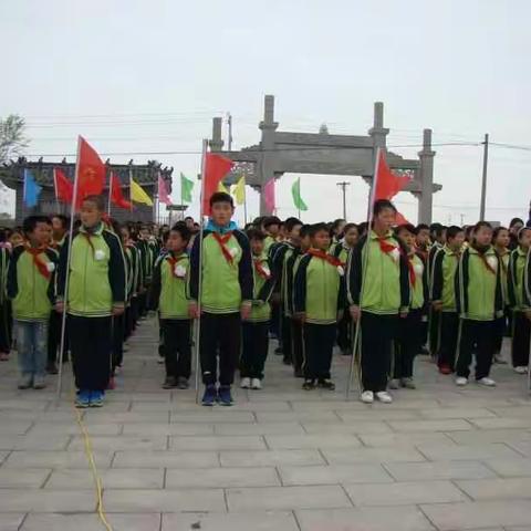 “清明祭扫缅先烈 铭记历史跟党走"——闫寺中心小学开展清明节祭英烈主题教育活动