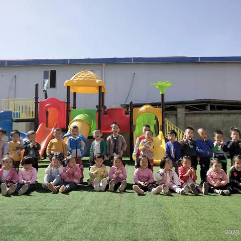 灵川镇中心校附属幼儿园     小班——十月份的小美好