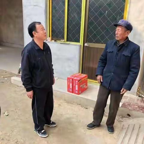 文教体局局长裴献堂到大名县埝头乡宋尧村开展走贫日活动，与贫困户见面沟通，讲解政策。。