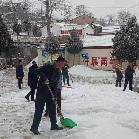 村民除雪暖人心