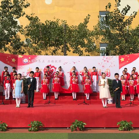 祖国妈妈，我们向您唱一支祝福的歌