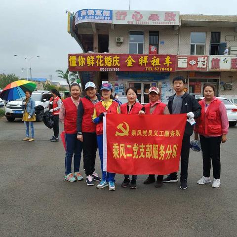 乘风二社区居委会响应乘风街道环境综合治理百日会战的号召，在所分管区清理道路旁白色垃圾和小广告。