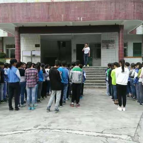 鱼坝学校利用国旗下的讲话开展防溺水安全教育