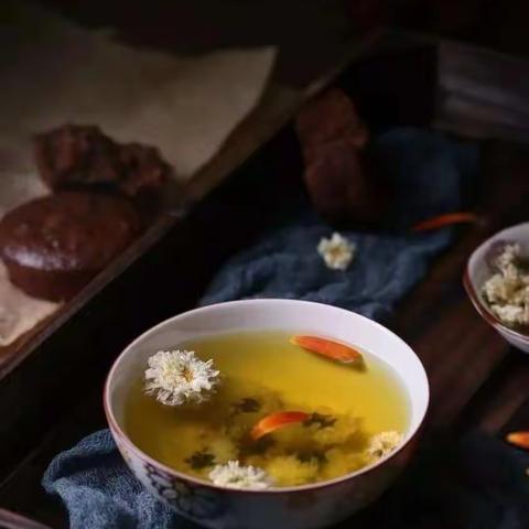 古月菊酿醉入唇