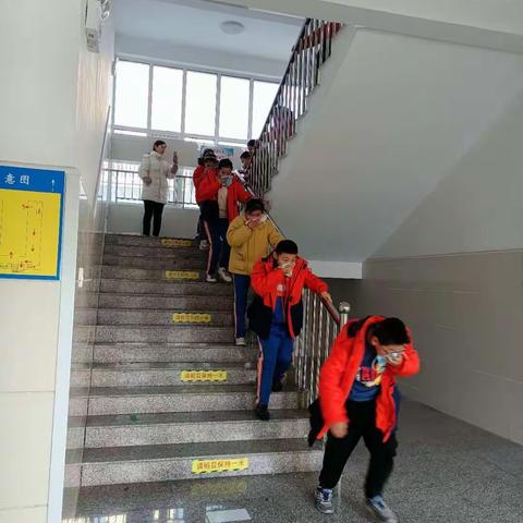 新泰市银河小学冬季防火应急疏散演练