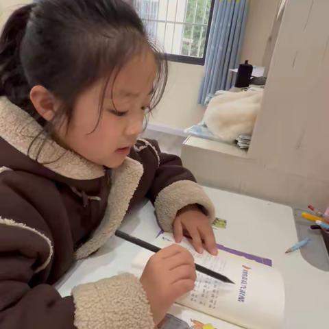 缤纷的冬季、多彩的寒假结束啦！孩子们度过一段健康、快乐、幸福而有意义的假期生活，收获了成长的快乐与喜悦！现