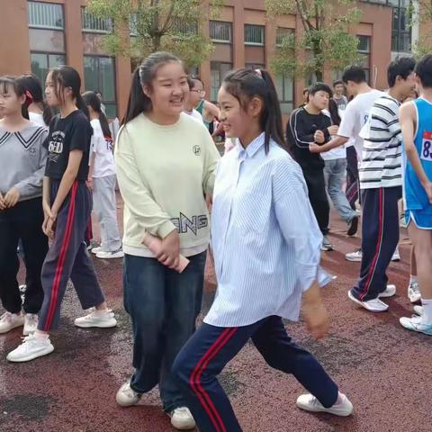 用汗水展示精彩，用青春演绎风采