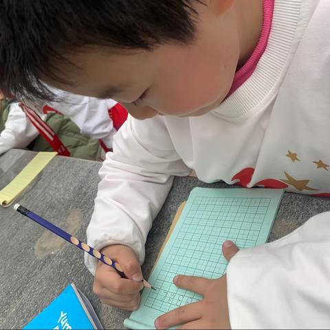 【爱学习的好孩子】许昌市南关村小学1（8）班。  阳光小队爱学章进行中……