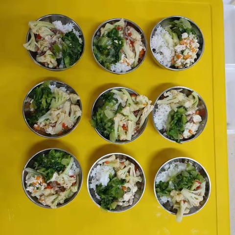 今天第二天上学！早上宝贝们入园情况都挺好的，没有一个小朋友闹情绪！😊😊早餐小朋友们吃的香菇肉丝面