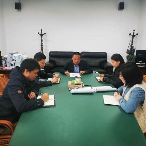 信都区土地储备中心党支部组织学习《习近平新时代中国特色社会主义思想三十讲》