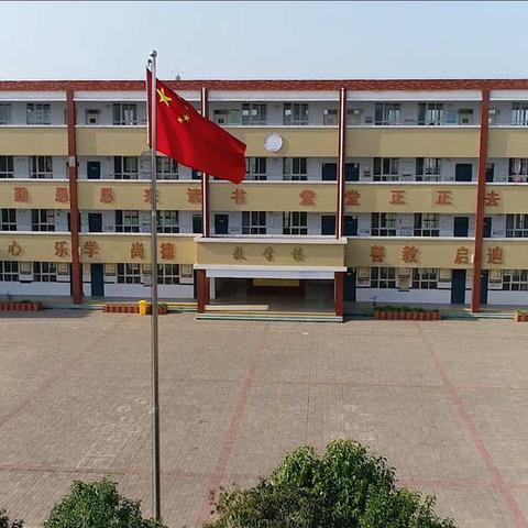 白营小学，满园春色，静待学子归。