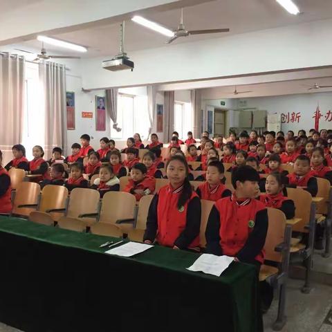 鲜艳红领巾，喜迎少代会