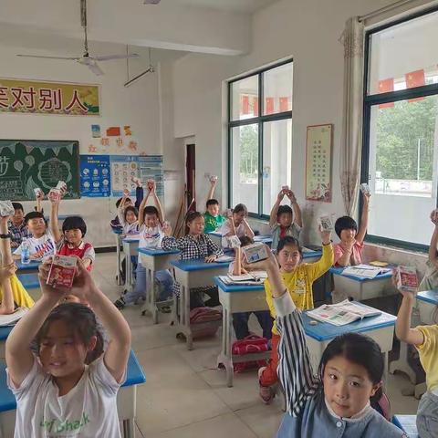 团县委、县教育局携爱心企业之关爱祖国花朵成长
