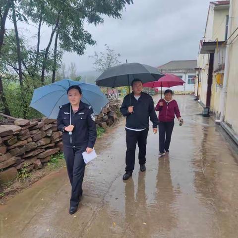 冒雨施宣传      倾力防电诈