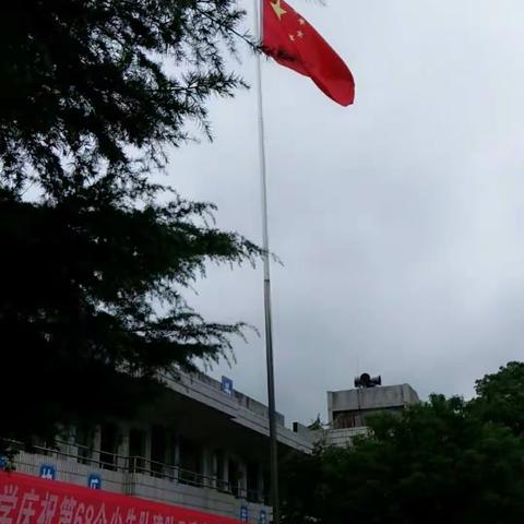 今天是第68个建队日，南华小学一(2)班的宝贝们多开心，瞧，宝贝们都迫不及待的学队礼……