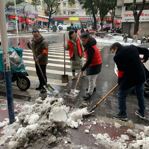 安庆市中医医院党员志愿者扫雪在行动