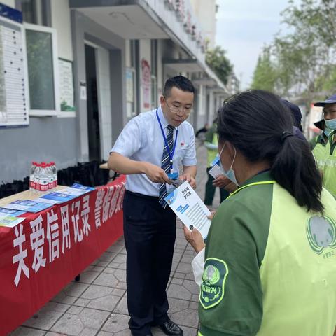 港湾进社区 建行都江堰支行开展 “守住钱袋子•护好幸福家”活动