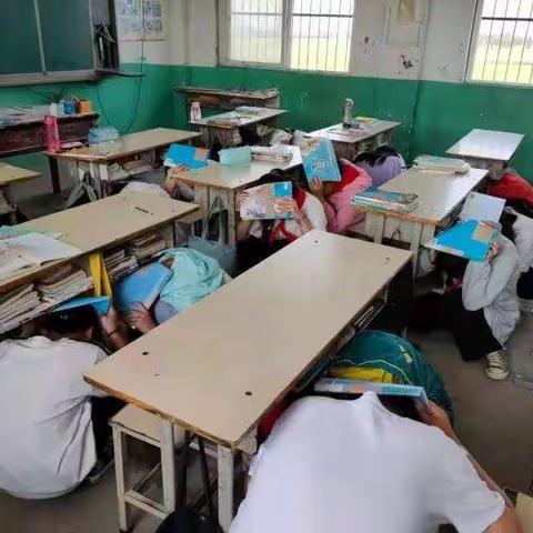 抓安全 促教学 谋发展——小慕庄小学防震疏散演练暨教学常规检查掠影