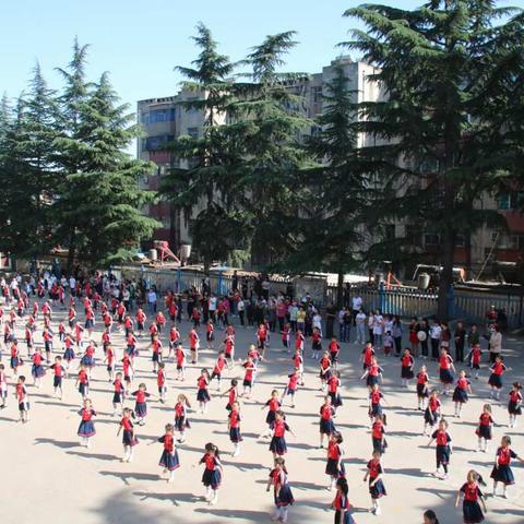 与阳光同行，让梦想起飞——市二小召开家长会