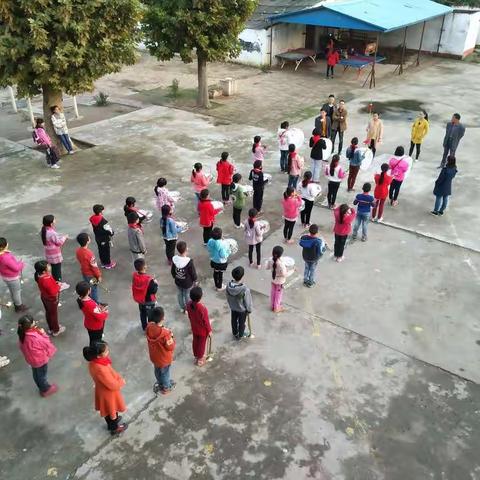 十里铺镇侯东中心小学鼓乐队成立