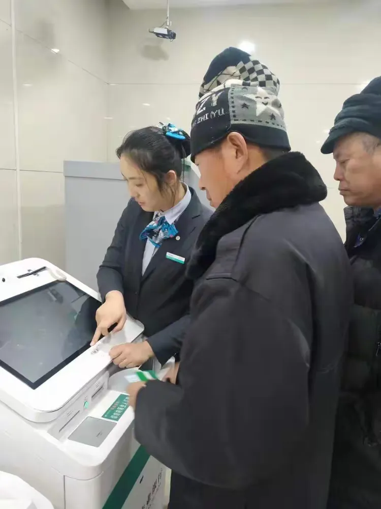 12月6日，鹤乡社区工作人员与辖区低保人员到银行调取银行流水明细。