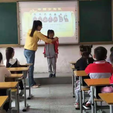 商丘市梁园新区第一小学各班召开“少年先锋队队知识和队歌普及”主题班会