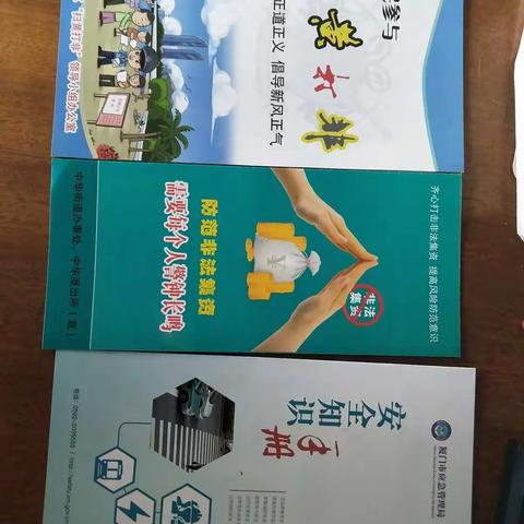 2020年12月30日上午，中山老民警志愿B组按要求，结合年终将至，开展巡逻并向有关商铺分发四防材料。