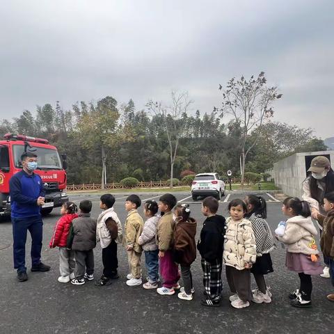 消防零距离，探秘“火焰蓝”--玖溪幼儿园小五班消防教育实践进行中