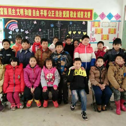 不当温室娇柔景，应学梅花雪中灿。――――2016年赵楼小学五（1）班雪景留念