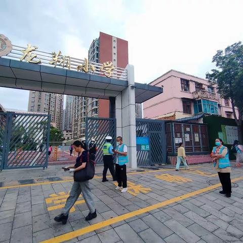 为你们建起“护卫墙”