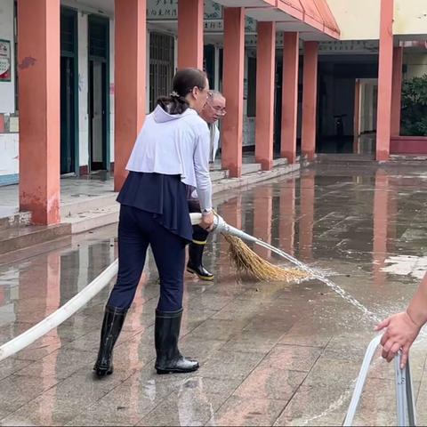 阳光总在风雨后，雨后清扫在行动——记湖西中学教师雨后清扫校园