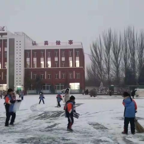 【临河八小】师生齐扫雪   寒冬暖意浓