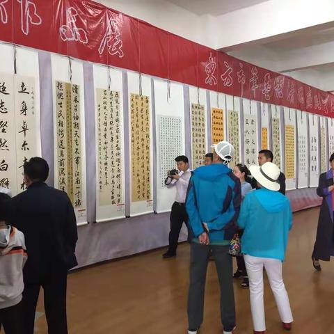 市机关事务管理局组织单位干部职工参观廉政书法展