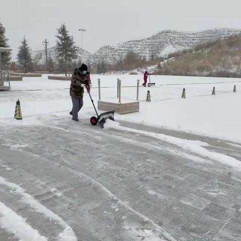 雪寒人心暖，携手并肩行