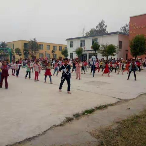 铁关中心小学精彩的大课间活动！