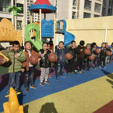 海东百灵鸟幼儿园先河西苑大二班户外活动开始了啦！