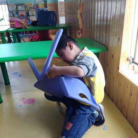 五一国际劳动节来临了，我园大二班开展的'劳动最光荣'主题教育活动，教育孩子热爱劳动，从身边小事做起。