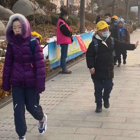 2024年1月2日府新二年级志愿护路最美家长