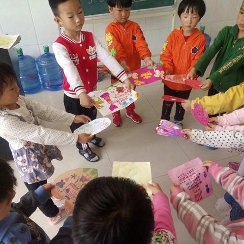 我是好宝宝，我要爱妈妈！——记伏家庄幼儿园中一班母亲节活动