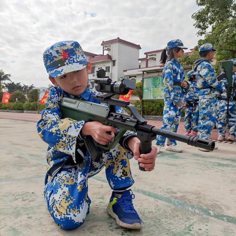 爱国主义教育进校园，雄鹰战队！