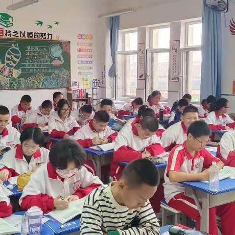 丰富多彩鸿文校园，朗朗读书声声入耳