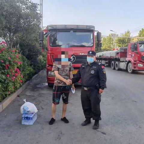 防疫情，有温情！磁县特巡警为滞留货车司机送上暖心食物！